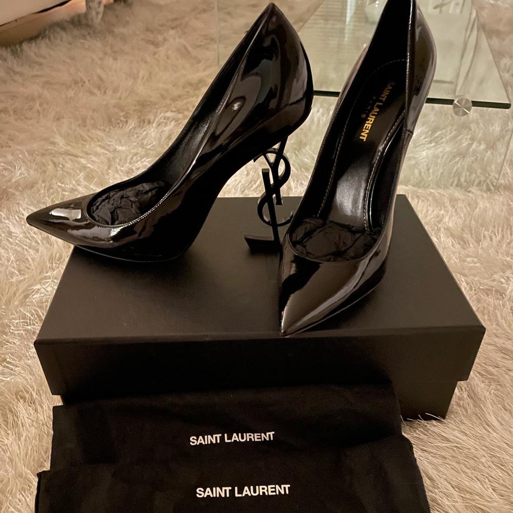 OPYUM PUMPS IN PATENT LEATHER WITH BLACK HEEL